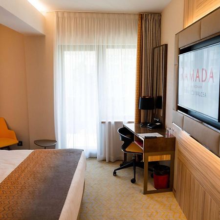 מלון Ramada By Wyndham Râmnicu Vâlcea מראה חיצוני תמונה