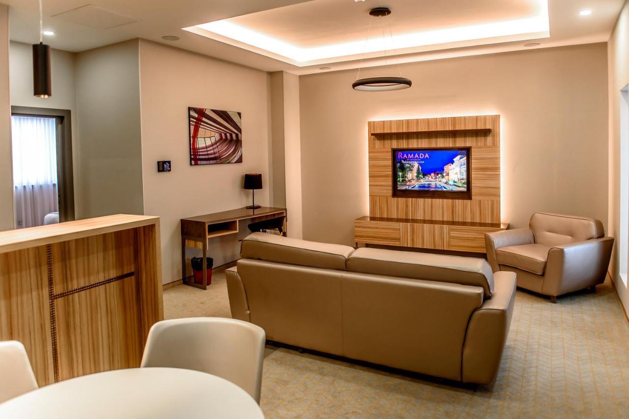 מלון Ramada By Wyndham Râmnicu Vâlcea מראה חיצוני תמונה
