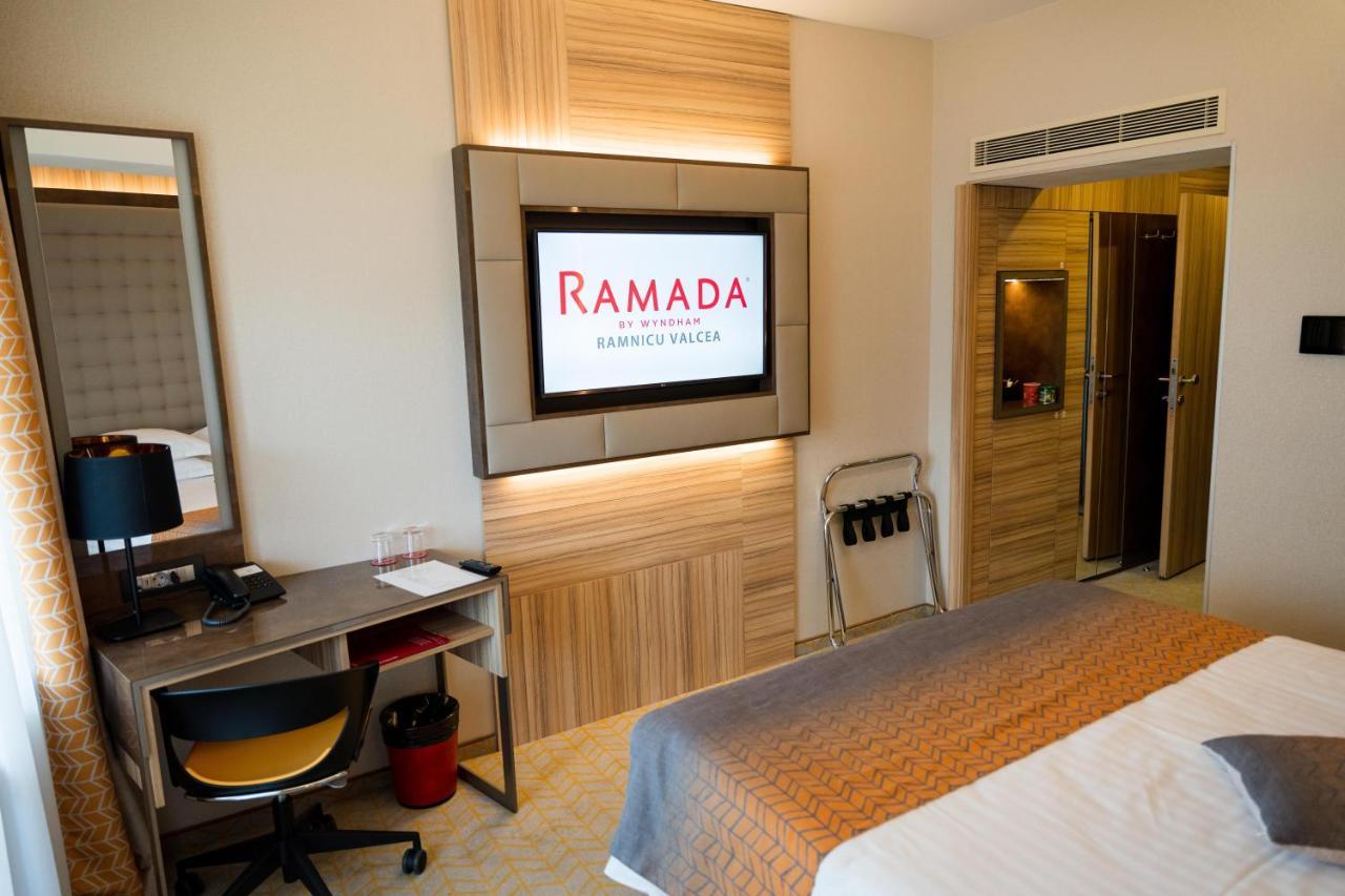 מלון Ramada By Wyndham Râmnicu Vâlcea מראה חיצוני תמונה