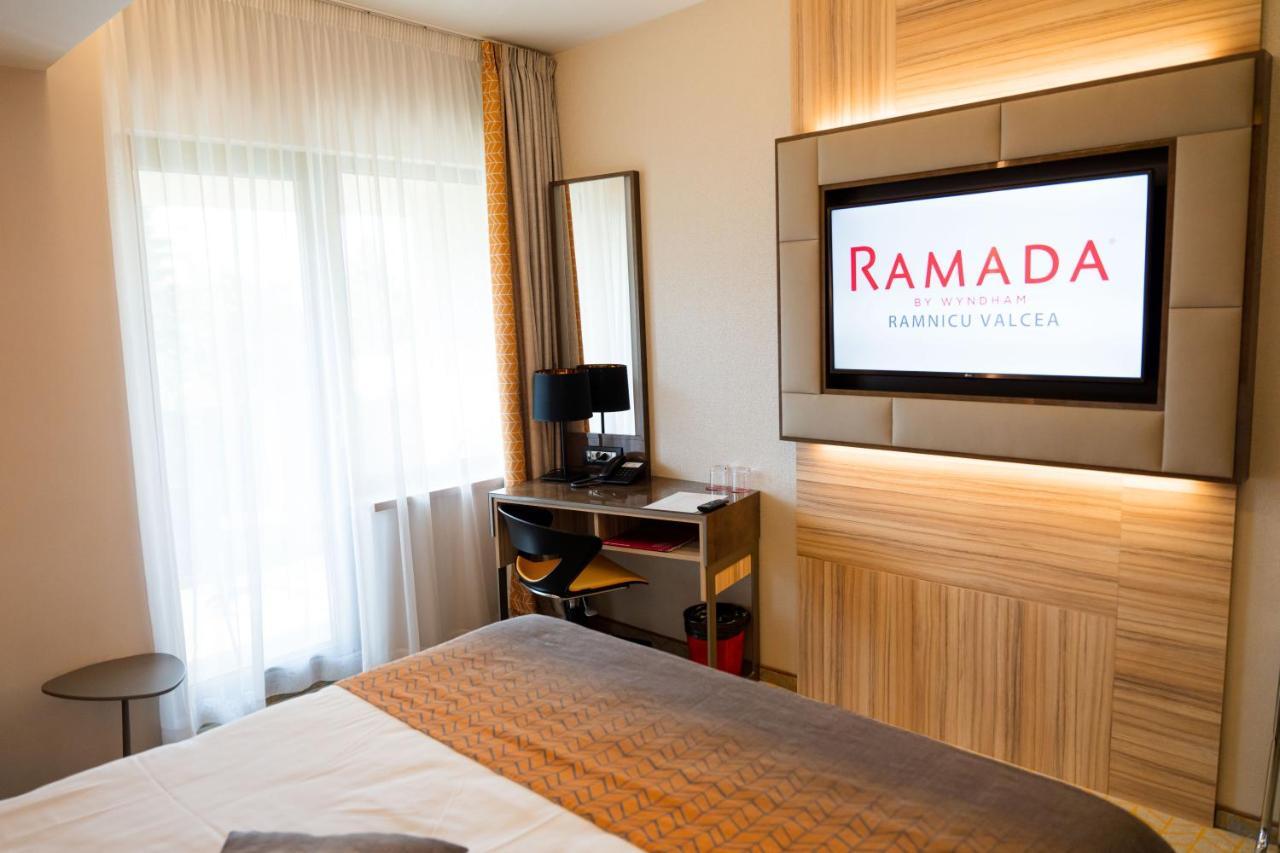 מלון Ramada By Wyndham Râmnicu Vâlcea מראה חיצוני תמונה