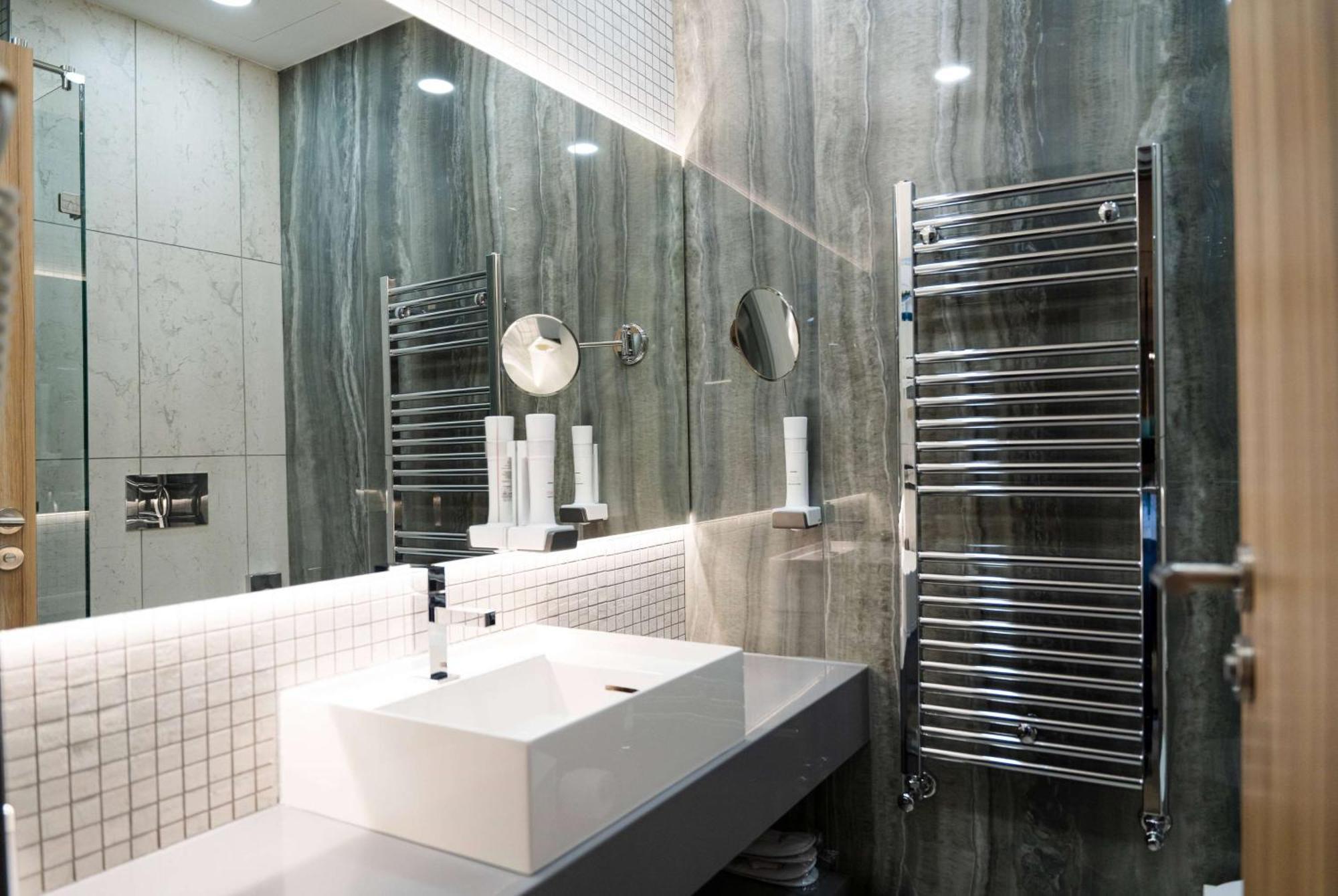 מלון Ramada By Wyndham Râmnicu Vâlcea מראה חיצוני תמונה