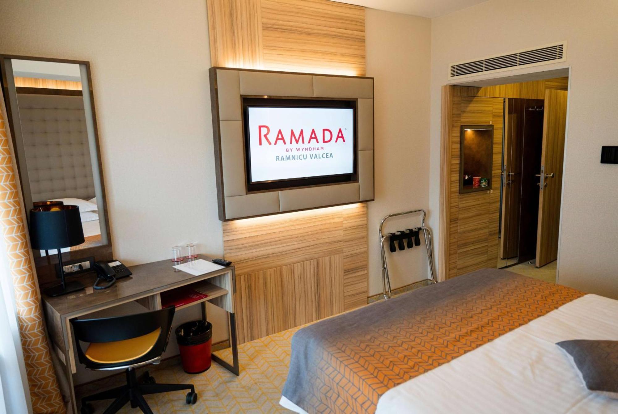 מלון Ramada By Wyndham Râmnicu Vâlcea מראה חיצוני תמונה