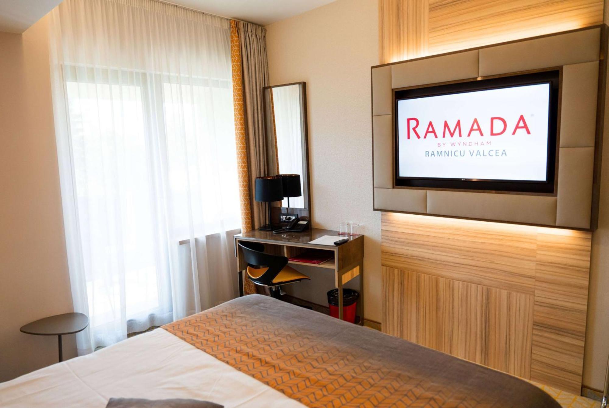 מלון Ramada By Wyndham Râmnicu Vâlcea מראה חיצוני תמונה