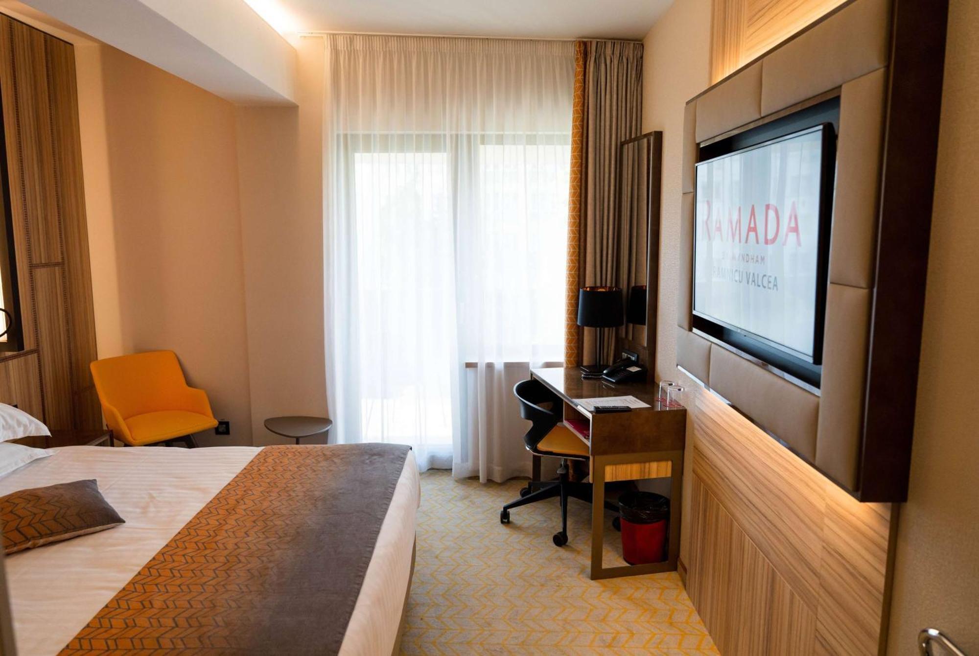 מלון Ramada By Wyndham Râmnicu Vâlcea מראה חיצוני תמונה